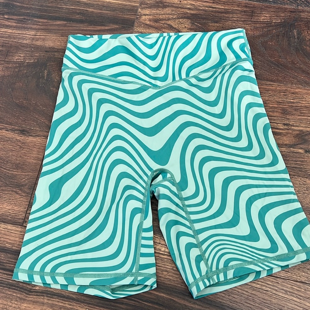 Balance athletica / vitality green biker leggings